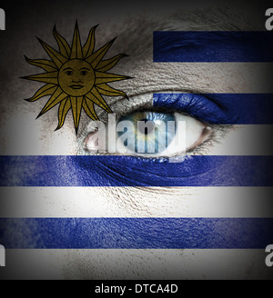 Menschliches Gesicht gemalt mit Flagge von Uruguay Stockfoto