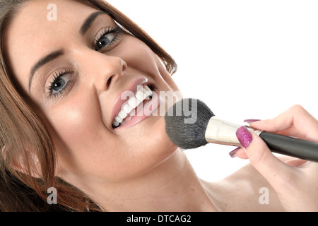 Attraktive junge Frau, die Anwendung von Make-up Stockfoto