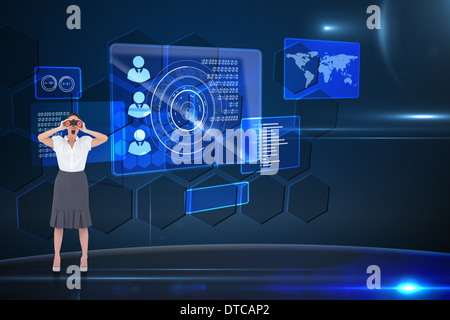 Zusammengesetztes Bild schockiert elegante Geschäftsfrau Blick durch ein Fernglas Stockfoto