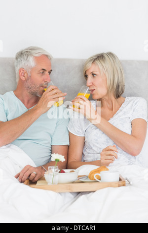 Gerne älteres Paar mit Frühstück im Bett Stockfoto