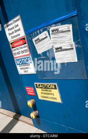 Warnung / Gefahr Schilder und Aufkleber auf einem Gebäude wird saniert, in New York City, USA Stockfoto