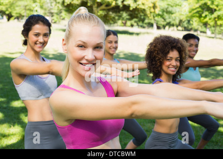 Multiethnische Frauen dehnen im park Stockfoto