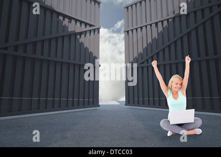 Zusammengesetztes Bild fröhliche Frau mit einem notebook Stockfoto