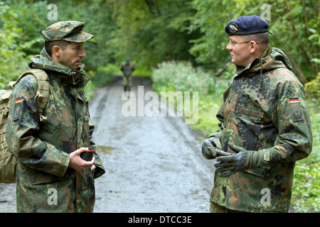 Illkirch-Grafenstaden, Frankreich, Soldaten des JgBtl 291 bei einem Training in den Wald Stockfoto