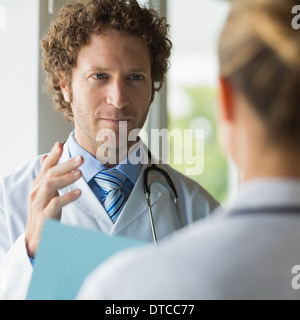 Arzt diskutieren mit Kollegin Stockfoto