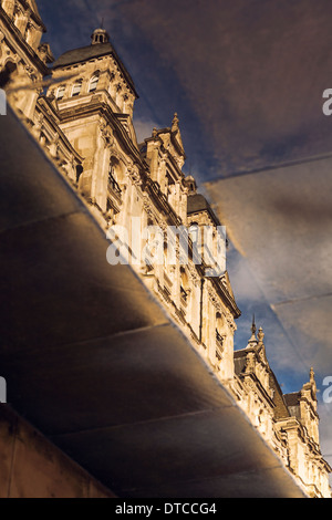 Das Royal Horseguards Hotel spiegelt sich auf der nassen Fahrbahn, Whitehall Court, Westminster, London, England Stockfoto