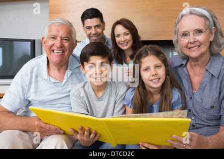 Porträt einer Großfamilie mit Blick auf deren Album Foto Stockfoto