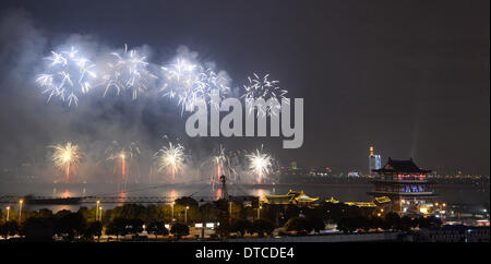 Der Provinz Hunan Changsha, China. 14. Februar 2014. Feuerwerk erleuchten den Himmel, das Laternenfest in Changsha, der Hauptstadt der Provinz Zentral-China Hunan, 14. Februar 2014 feiern. Bildnachweis: Lange Hongtao/Xinhua/Alamy Live-Nachrichten Stockfoto