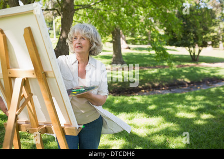 Reife Frau malen im park Stockfoto