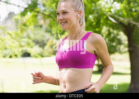 Gesunde und schöne junge Frau im Sport BH Joggen im park Stockfoto