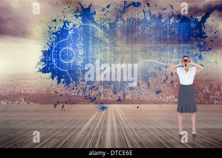 Zusammengesetztes Bild schockiert elegante Geschäftsfrau Blick durch ein Fernglas Stockfoto