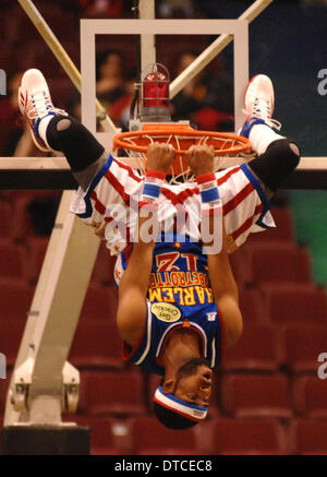 Vancouver. 14. Februar 2014. Harlem Globetrotters Spieler Ant unterhält das Publikum während ihrer 2014 Fans Regel World Tour Basketball Show in Vancouver, Kanada, auf Feb.14, 2014. Die Harlem Globetrotters haben mehr als 20.000 Ausstellung im Laufe der Jahre gespielt unterhalten das Publikum mit ihrer einzigartigen Mischung aus Basketball Geschick und Humor. Bildnachweis: Sergei Bachlakov/Xinhua/Alamy Live-Nachrichten Stockfoto