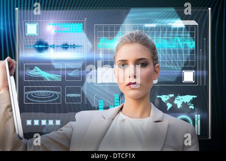 Zusammengesetztes Bild des schweren edel Geschäftsfrau hält tablet Stockfoto