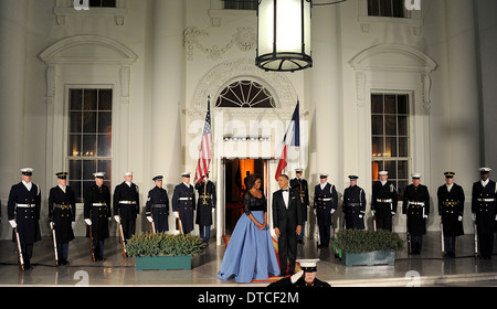 US-Präsident Barack Obama und First Lady Michelle Obama warten auf die Ankunft der französische Präsident Francois Hollande für ein Zustand-Dinner im Weißen Haus 11. Februar 2014 in Washington, D.C. Stockfoto