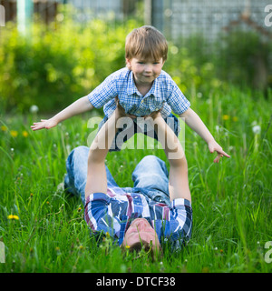 Vater und Sohn spielen auf der Wiese. Stockfoto