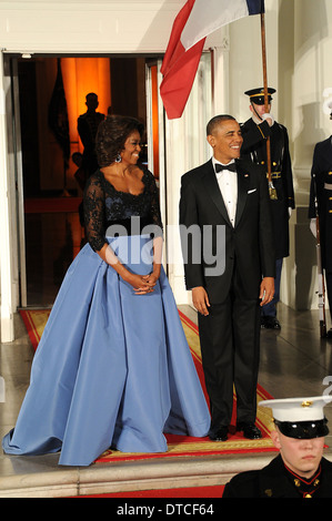 US-Präsident Barack Obama und First Lady Michelle Obama warten auf die Ankunft der französische Präsident Francois Hollande für ein Zustand-Dinner im Weißen Haus 11. Februar 2014 in Washington, D.C. Stockfoto