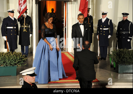 US-Präsident Barack Obama begrüßt französische Präsident Francois Hollande, State Dinner in seiner Ehre als First Lady Michelle Obama auf dem nördlichen Portikus des weißen Hauses 11. Februar 2014 in Washington, D.C. sieht Stockfoto