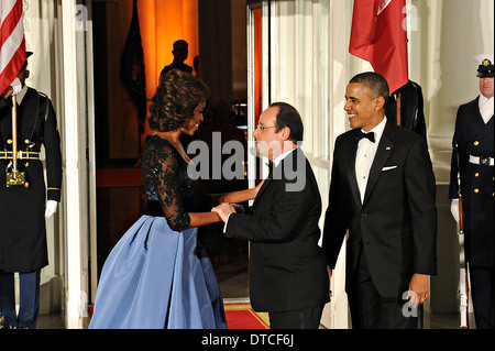 US-Präsidentengattin Michelle Obama begrüßt französische Präsident Francois Hollande, wie Präsident Barack Obama auf dem nördlichen Portikus des weißen Hauses 11. Februar 2014 in Washington, D.C. sieht Stockfoto