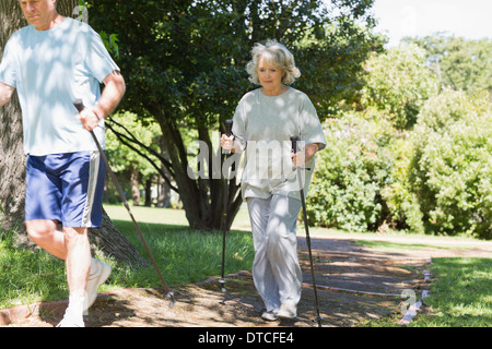 Älteres paar Nordic-walking im park Stockfoto