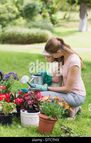 Mutter und Tochter engagiert bei der Gartenarbeit Stockfoto