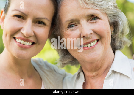 Reife Frau mit erwachsenen Tochter lächelnd Stockfoto