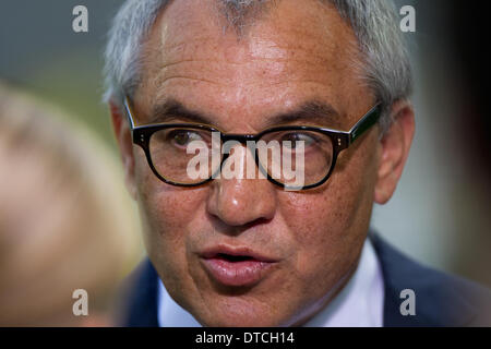 Wolfsburgs Trainer Felix Magath vor dem deutschen Bundesliga-Spiel zwischen VfL Wolfsburg und Werder Bremen in der Volkswagenarena in Wolfsburg, Deutschland, 28. April 2012. Foto: Jens Wolf Stockfoto