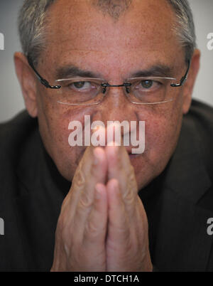 Das Bild zeigt Trainer Felix Magath im Gespräch mit der Nachrichtenagentur Dpa über den aktuellen Stand des Fußball-Bundesligisten VfL Wolfsburg in Wolfsburg, Deutschland am 25. März 2011. Foto: Peter Steffen Stockfoto