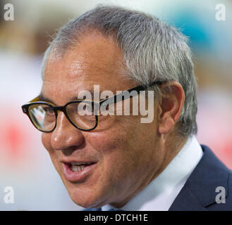 Wolfsburgs Trainer Felix Magath vor dem deutschen Bundesliga-Spiel zwischen VfL Wolfsburg und Werder Bremen in der Volkswagenarena in Wolfsburg, Deutschland, 28. April 2012. Foto: Jens Wolf Stockfoto