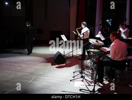 Lugansk, Ukraine. 14. Februar 2014. Lugansk Philharmonic Jazz Ensemble "Combo" die heutigen Konzert widmet sich der Welttag der Liebenden Credit: Igor Golovnov/Alamy Live News Stockfoto