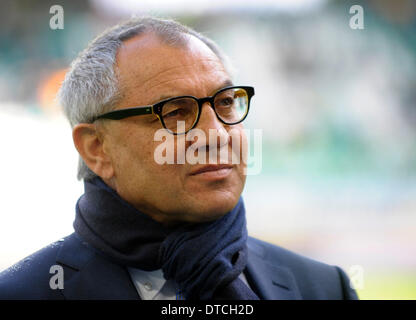 Wolfsburgs Trainer Felix Magath steht vor dem deutschen Bundesliga-Spiel zwischen VfL Wolfsburg und Borussia Dortmund in der Volkswagen Arena in Wolfsburg, Deutschland, 7. April 2012. Foto: Dominique Leppin (Achtung: EMBARGO Bedingungen! Die DFL ermöglicht die weitere Nutzung der Bilder im IPTV, mobile Dienste und anderen neuen Technologien erst frühestens zwei Stunden nach dem Ende des Spiels. Die Veröffentlichung und die weitere Nutzung im Internet während des Spiels beschränkt sich auf 15 Bilder pro Spiel nur). Stockfoto