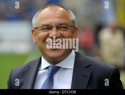 Sinsheim, Deutschland. 14. Mai 2011. Wolfsburgs Trainer Felix Magath Lächeln vor der Fußball-Bundesliga-match zwischen 1899 Hoffenheim und VfL Wolfsburg in der Rhein-Neckar-Arena in Sinsheim, Deutschland, 14. Mai 2011. Foto: Ronald Witte (Achtung: EMBARGO Bedingungen! Die DFL ermöglicht die weitere Nutzung der Bilder im IPTV, mobile Dienste und anderen neuen Technologien erst frühestens zwei Stunden nach dem Ende des Spiels. Die Veröffentlichung und die weitere Nutzung im Internet während des Spiels beschränkt sich auf sechs Bilder pro Spiel nur). / Dpa/Alamy Live News Stockfoto