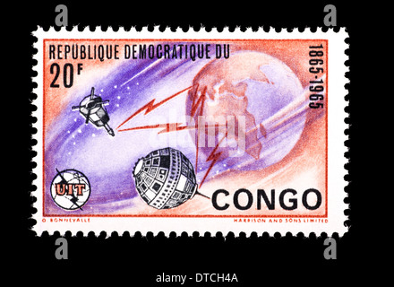 Briefmarke aus der Demokratischen Republik Kongo Darstellung einen künstlichen Satellit umkreist den hundertsten Jahrestag der ITU. Stockfoto