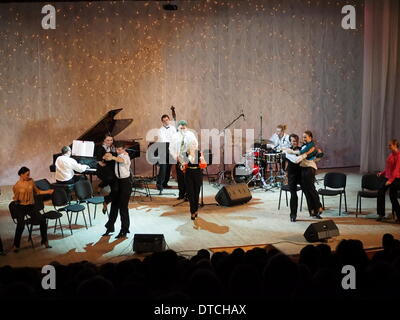 Lugansk, Ukraine. 14. Februar 2014. Lugansk Philharmonic Jazz Ensemble "Combo" die heutigen Konzert widmet sich der Welttag der Liebenden Credit: Igor Golovnov/Alamy Live News Stockfoto