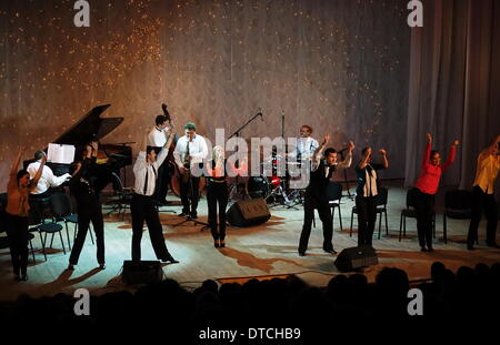 Lugansk, Ukraine. 14. Februar 2014. Lugansk Philharmonic Jazz Ensemble "Combo" die heutigen Konzert widmet sich der Welttag der Liebenden Credit: Igor Golovnov/Alamy Live News Stockfoto