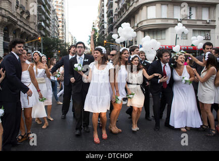 Buenos Aires, Argentinien. 14. Februar 2014. Mitglieder des Chors Caliope Brautkleider und Anzüge singen Liebeslieder für Fußgänger auf den Valentinstag in Buenos Aires, Argentinien, 14. Februar 2014. Bildnachweis: Martin Zabala/Xinhua/Alamy Live-Nachrichten Stockfoto