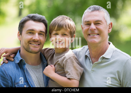 Großvater-Vater und Sohn lächelnd im park Stockfoto