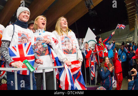 14.02.2014 "Yarny Armee" - Anhänger von Lizzy Yarnold (GBR), Goldmedaille der Damen Skelett Medaille-Runde auf der Olympic Winter Games XXII Sotschi, Russland. Stockfoto