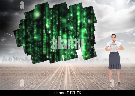 Zusammengesetztes Bild schockiert stilvolle Geschäftsfrau hält Zeitung Stockfoto