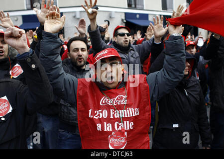 Madrid, Spanien. 14. Februar 2014. Ein Demonstrant schreien Parolen während einer Protestaktion in Madrid gegen Coca-Cola Entlassungen, Spanien, Freitag, 14. Februar 2014. Coca-Cola-Arbeiter sind auf einen unbefristeten Streik protestieren Coca-Cola Iberian Partners Pläne schließen vier seiner 11 Anlagen und 1.253 Entlassungen. Bildnachweis: Rodrigo Garcia/NurPhoto/ZUMAPRESS.com/Alamy Live-Nachrichten Stockfoto