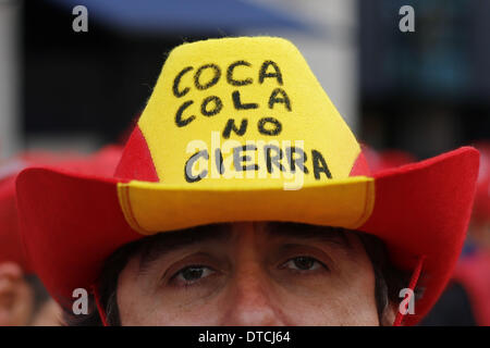 Madrid, Spanien. 14. Februar 2014. Ein Demonstrant trägt einen Hut mit der spanischen Flagge geschmückt, wo steht es geschrieben, "Coca-Cola nicht schließen während einer Protestaktion in Madrid gegen Coca-Cola Entlassungen, Spanien, Freitag, 14. Februar 2014 ''. Coca-Cola-Arbeiter sind auf einen unbefristeten Streik protestieren Coca-Cola Iberian Partners Pläne schließen vier seiner 11 Anlagen und 1.253 Entlassungen. Bildnachweis: Rodrigo Garcia/NurPhoto/ZUMAPRESS.com/Alamy Live-Nachrichten Stockfoto