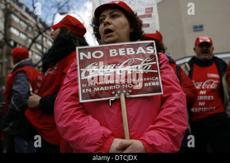 Madrid, Spanien. 14. Februar 2014. Ein Demonstrant Parolen schreien, halten Sie einen Banner, wo es steht "Don't drink Coca-Cola, während einer Protestaktion in Madrid gegen Coca-Cola Entlassungen, Spanien, Freitag, 14. Februar 2014. Coca-Cola-Arbeiter sind auf einen unbefristeten Streik protestieren Coca-Cola Iberian Partners Pläne schließen vier seiner 11 Anlagen und 1.253 Entlassungen. Bildnachweis: Rodrigo Garcia/NurPhoto/ZUMAPRESS.com/Alamy Live-Nachrichten Stockfoto