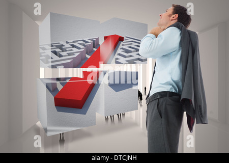 Zusammengesetztes Bild des lächelnden Geschäftsmann hält seine Jacke Stockfoto