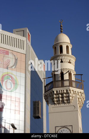 Minarett der Al Yateem Mosque, neben der Batelco Gebäude, Manama, Königreich von Bahrain Stockfoto