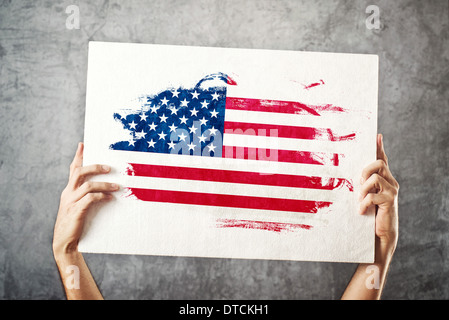Amerikanische Flagge. Mann hält Banner mit USA-Flagge. Nationalmannschaft, Patriotismus Konzept zu unterstützen. Stockfoto