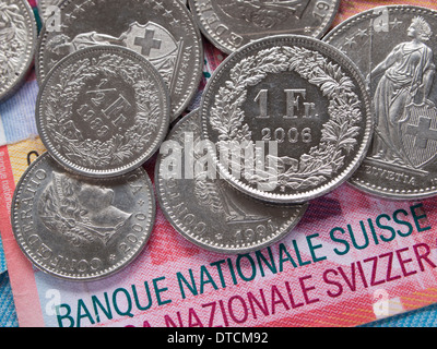 Schweizerfranken-Münzen und-Scheine Stockfoto