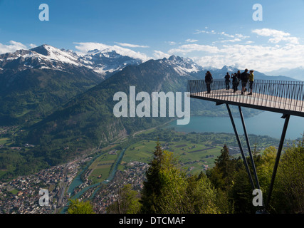 Touristen, die Raffungen am Harder Kulm, Interlaken, einen Blick auf den Thunersee und das Berner Oberland Stockfoto