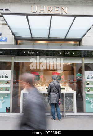 Schweizer Luxus Uhrmacher Shop an der Zürcher Bahnhofstrasse Stockfoto