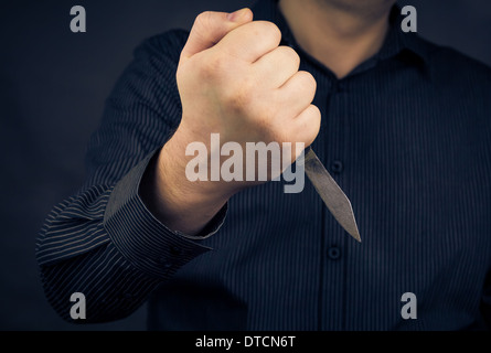 Der Mann mit einem Messer in der hand Stockfoto