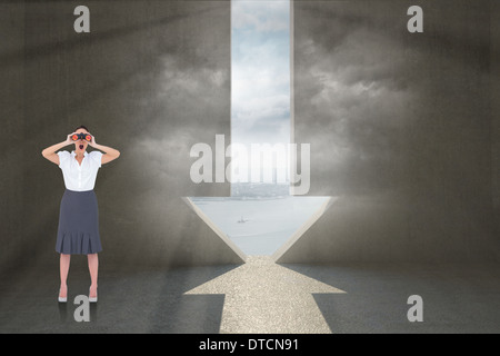 Zusammengesetztes Bild schockiert elegante Geschäftsfrau Blick durch ein Fernglas Stockfoto