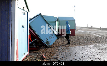 Zertrümmerte Strandhütten an Hove Küste heute Morgen nach über Nacht Stürme an der Südküste wieder Verwüstung verursacht Stockfoto